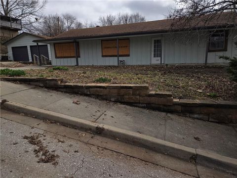 Tiny photo for 1125 Elizabeth Street, Liberty, MO 64068 (MLS # 2605656)