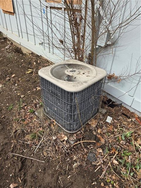 Tiny photo for 1125 Elizabeth Street, Liberty, MO 64068 (MLS # 2605656)