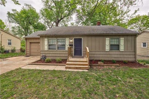 Photo of 8425 Boone Street, Kansas City, MO 64114 (MLS # 2646223)
