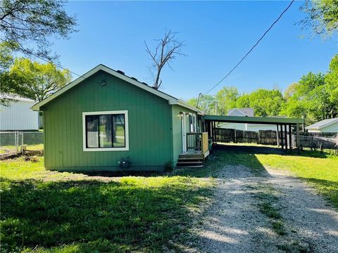 Photo of 602 E Eisenhower Road, Lansing, KS 66043 (MLS # 2616274)