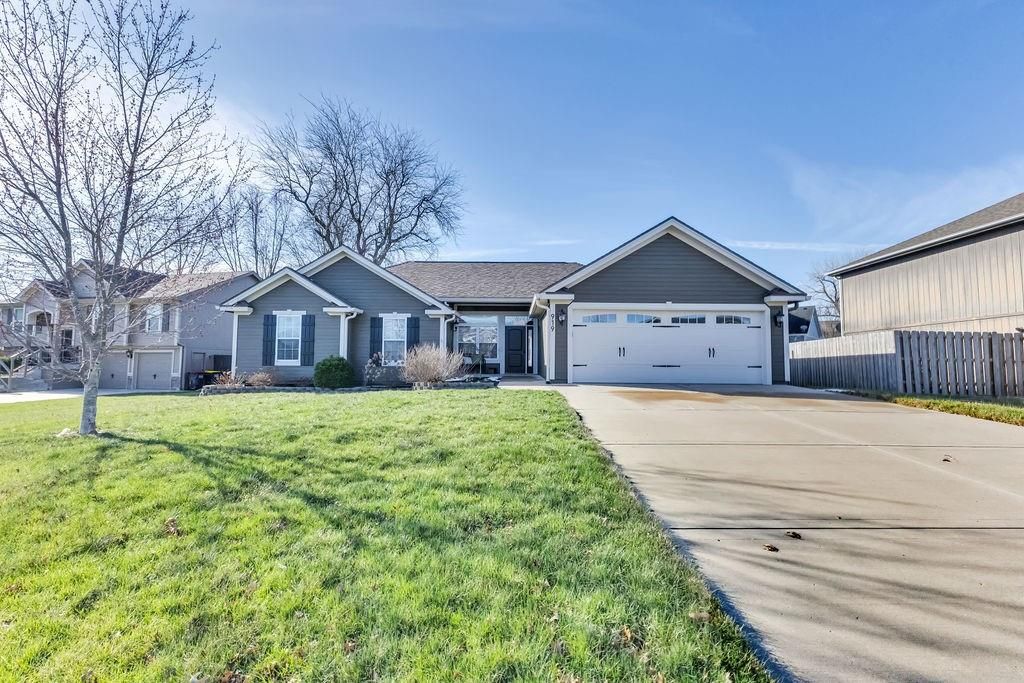 Photo of 919 E 8th Circle, Kearney, MO 64060 (MLS # 2608239)