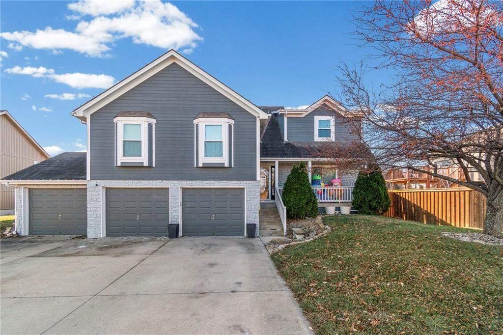 Photo of 951 NW Long Drive, Grain Valley, MO 64029 (MLS # 2592180)