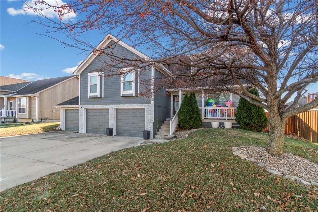 Photo of 951 NW Long Drive, Grain Valley, MO 64029 (MLS # 2592180)