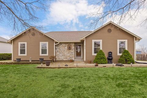 211 SW Cross Creek Drive, Grain Valley, MO 64029 - #: 2595621