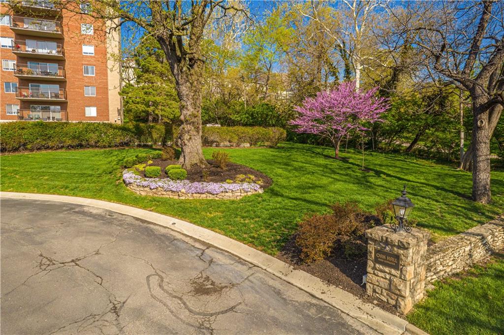 View Kansas City, MO 64111 condo