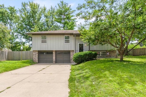 Photo of 312 SW Blarney Court, Blue Springs, MO 64014 (MLS # 2628858)