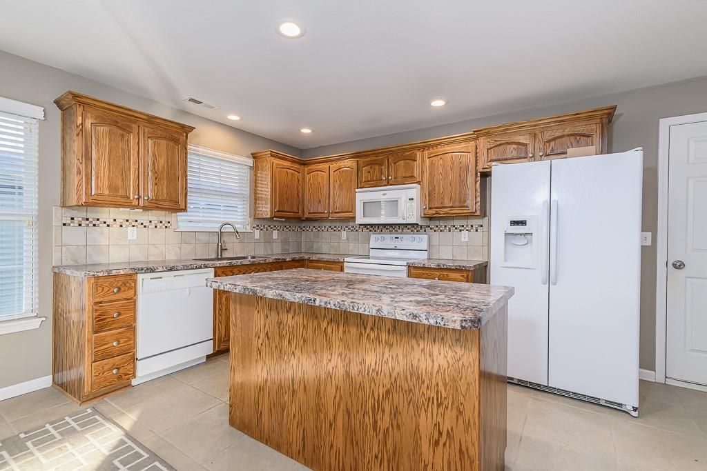 Photo of 2308 Sycamore Drive, Tonganoxie, KS 66086 (MLS # 2592178)