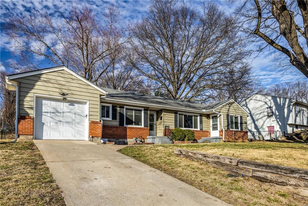 Photo of 936 HILLSIDE Avenue, Liberty, MO 64068 (MLS # 2607906)