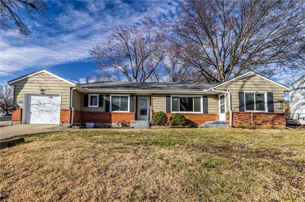 Photo of 936 HILLSIDE Avenue, Liberty, MO 64068 (MLS # 2607906)