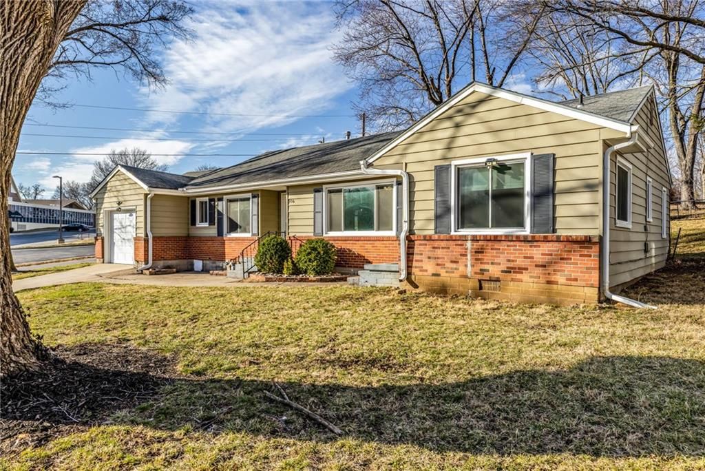 Photo of 936 HILLSIDE Avenue, Liberty, MO 64068 (MLS # 2607906)