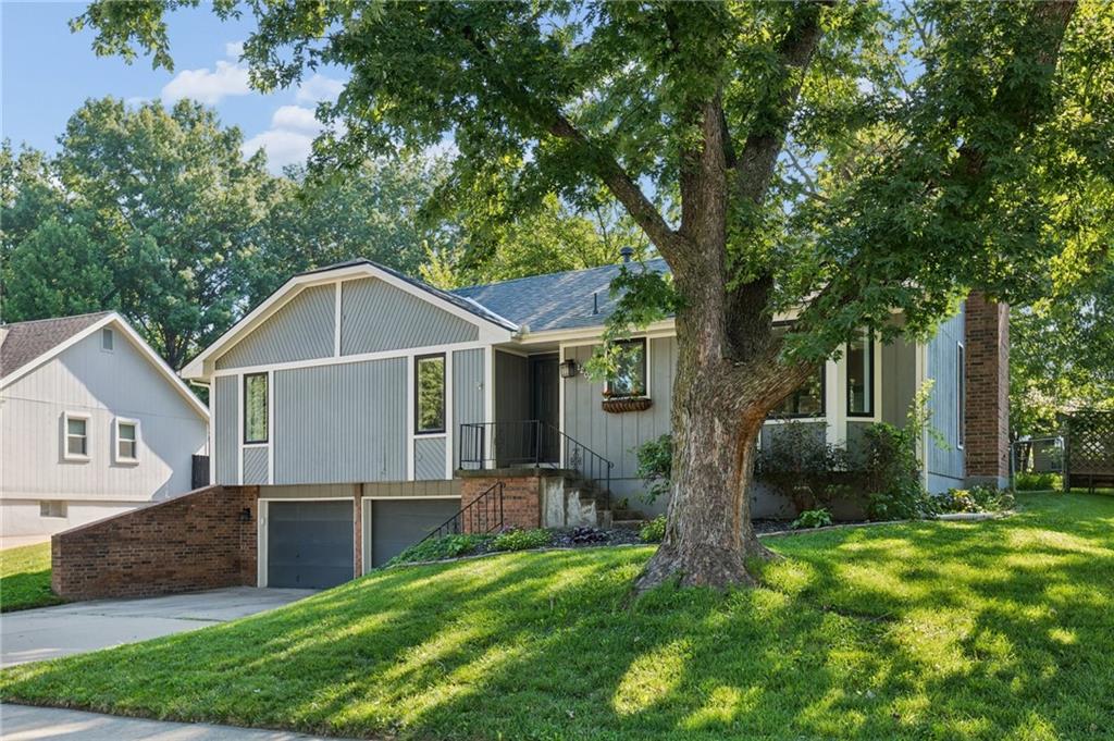 Photo of 1201 Bristol Way, Liberty, MO 64068 (MLS # 2632901)