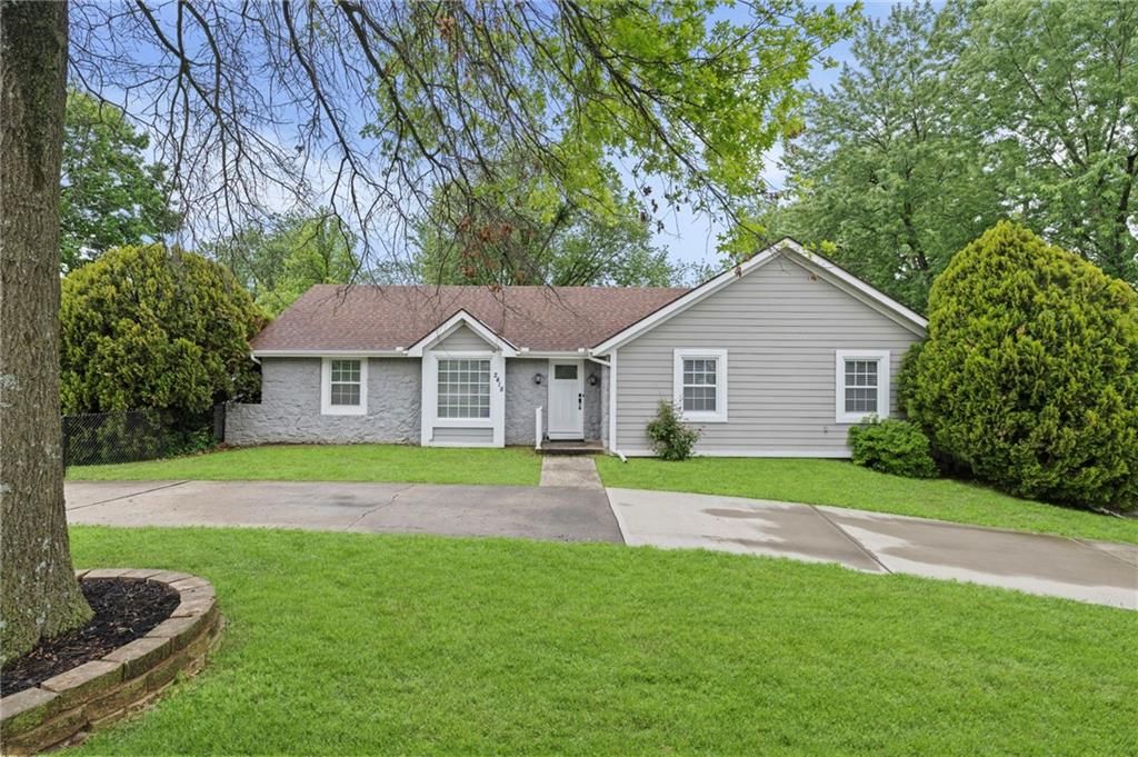 Photo of 2418 N 88th Drive, Kansas City, KS 66109 (MLS # 2618355)