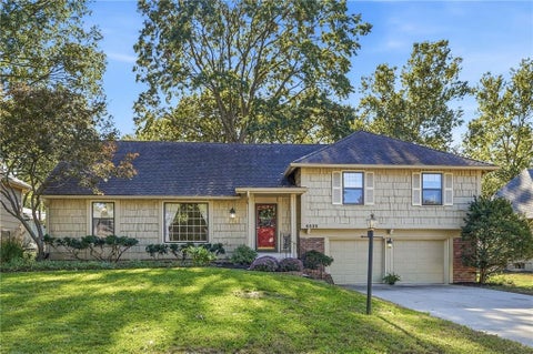 Photo of 6525 W 100th Terrace, Overland Park, KS 66212 (MLS # 2648821)