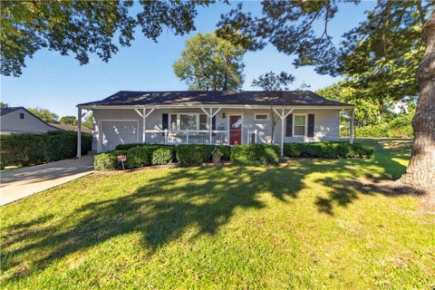 Photo of 7100 Horton Street, Overland Park, KS 66204 (MLS # 2646039)