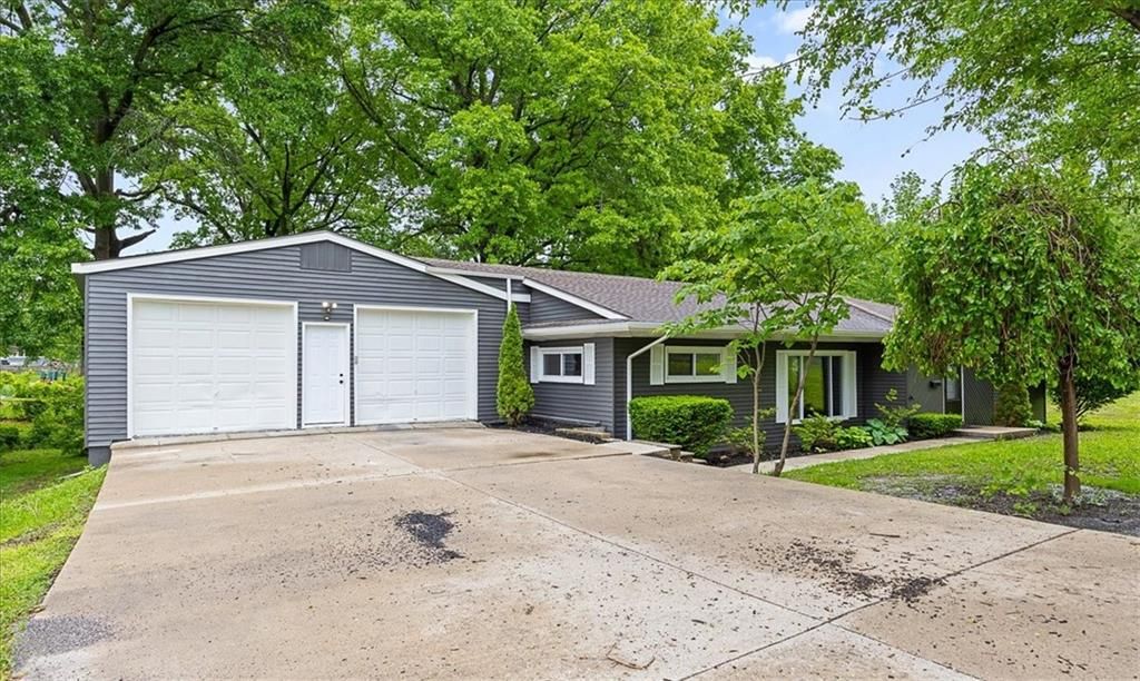 Photo of 5105 S Marion Avenue, Independence, MO 64055 (MLS # 2618403)