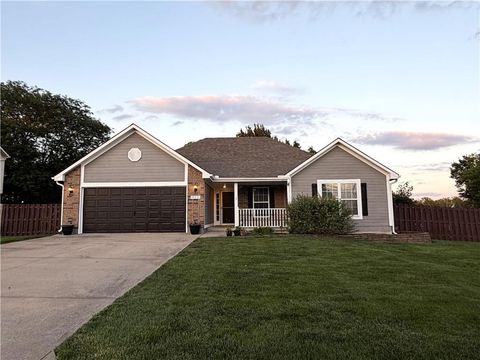 Photo of 1521 SE DALTON Drive, Lees Summit, MO 64081 (MLS # 2627411)