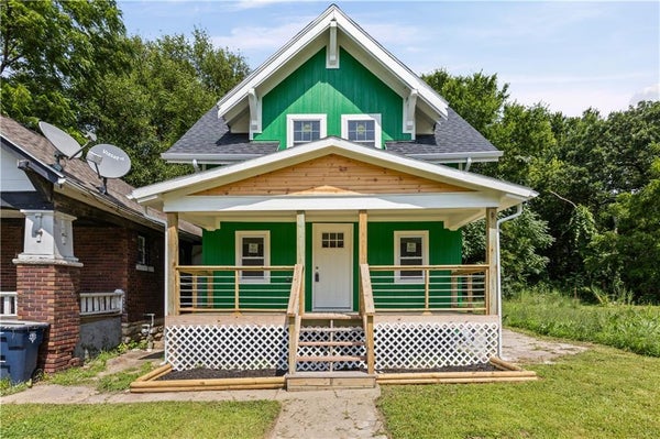 3911 CHESTNUT AVE, KANSAS CITY, MO 64130 - Image c910e73bd32c4609809eeec77cdbaa84/367449908