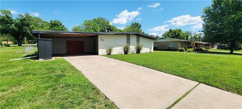 1015 North Walnut Street Iola KS 66749