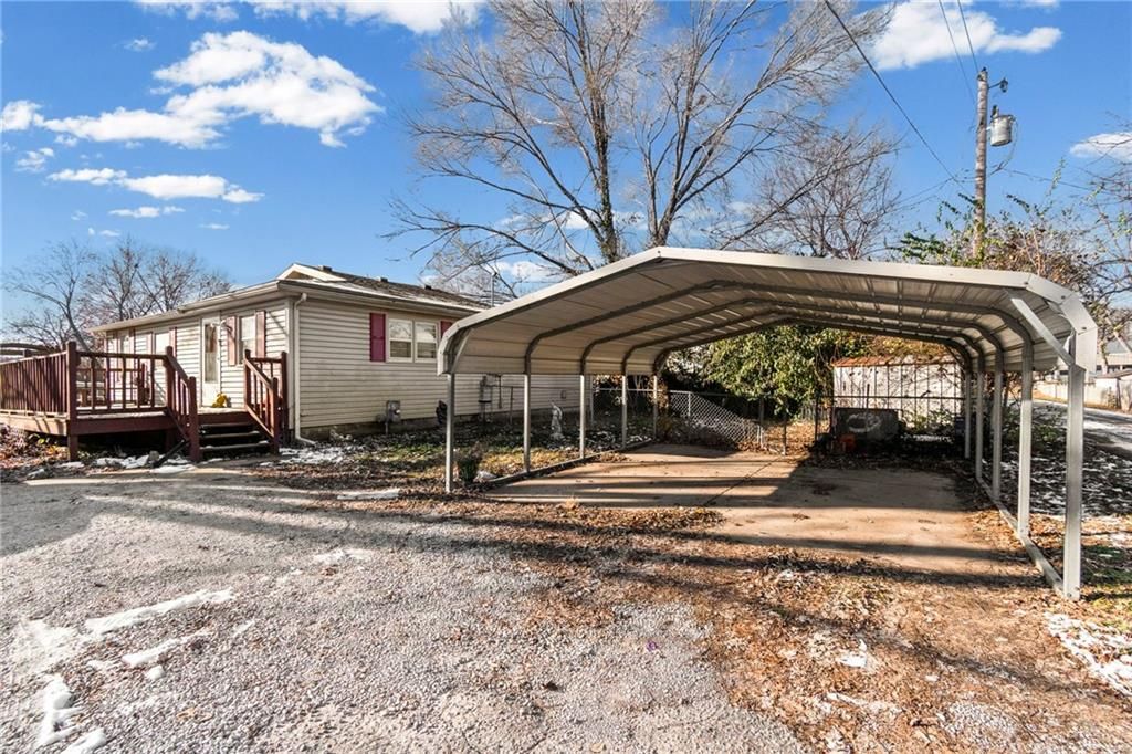 Photo of 1406 Shawnee Street, Leavenworth, KS 66048 (MLS # 2592011)