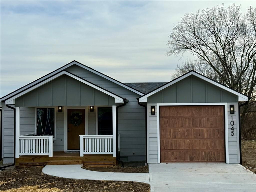 Photo of 1045 Chestnut Avenue, Osawatomie, KS 66064 (MLS # 2592349)