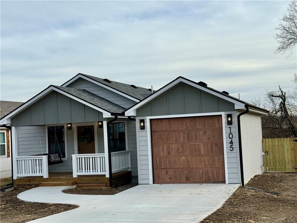 Photo of 1045 Chestnut Avenue, Osawatomie, KS 66064 (MLS # 2592349)