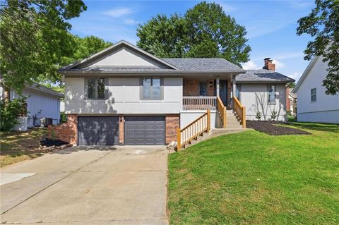 Photo of 404 Springwood Drive, Blue Springs, MO 64015 (MLS # 2629093)