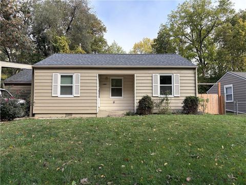 Photo of 1004 NE 43rd Street, Kansas City, MO 64116 (MLS # 2581964)