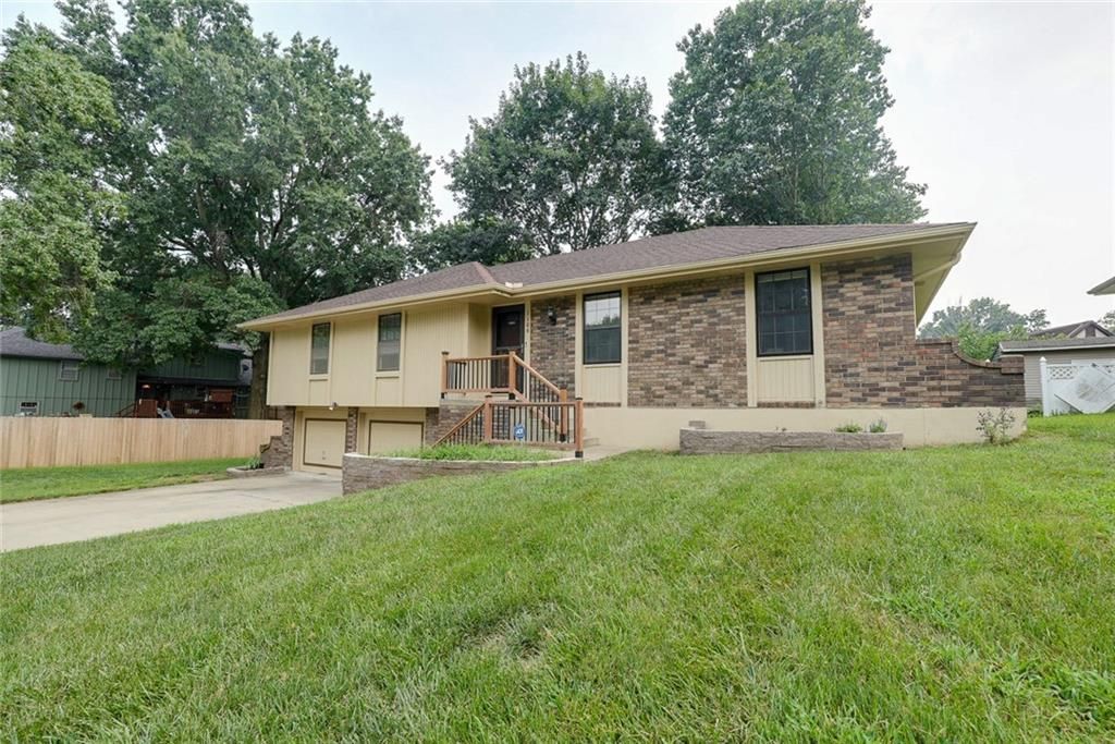 Photo of 1104 SW MIC-O-SAY Drive, Blue Springs, MO 64015 (MLS # 2619030)
