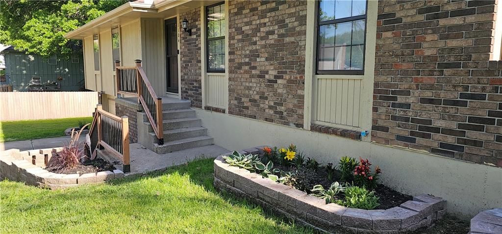 Photo of 1104 SW MIC-O-SAY Drive, Blue Springs, MO 64015 (MLS # 2619030)