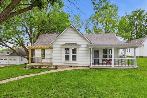 Photo of 328 E Main Street, Smithville, MO 64089 (MLS # 2617648)