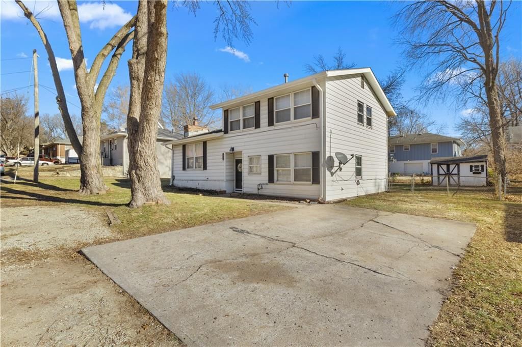Photo of 1929 S Crescent Avenue, Independence, MO 64052 (MLS # 2592313)