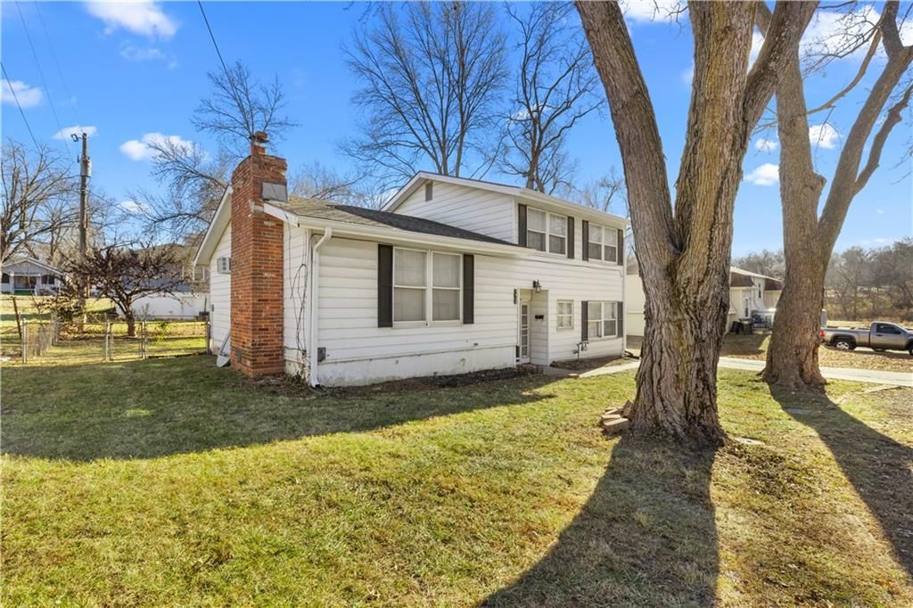 Photo of 1929 S Crescent Avenue, Independence, MO 64052 (MLS # 2592313)