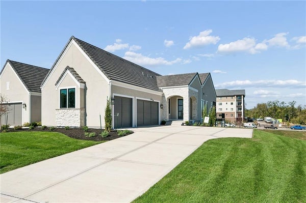 ADDRESS PRIVATE, LEAWOOD, KS  - Image caf3dafd381b41f6e4d6bf1a8f1af2bc/1014817002