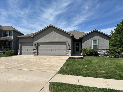 Photo of 605 SE Colonial Drive, Blue Springs, MO 64014 (MLS # 2619378)