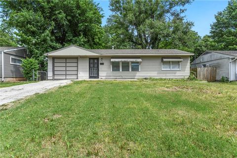 Photo of 10719 CAMBRIDGE Avenue, Kansas City, MO 64134 (MLS # 2622243)