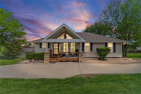 Photo of 7525 N Amity Avenue, Parkville, MO 64152 (MLS # 2617753)