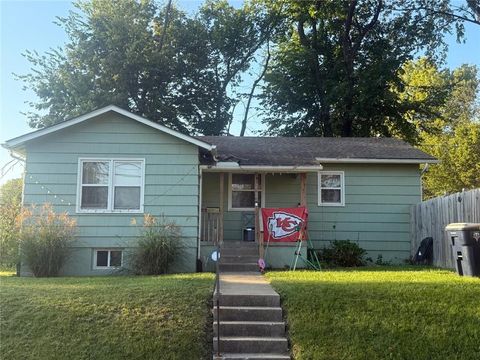 Photo of 2925 E 72ND Street, Kansas City, MO 64132 (MLS # 2579267)