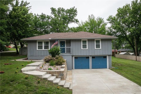 Photo of 218 SW 20th Terrace, Oak Grove, MO 64075 (MLS # 2623680)