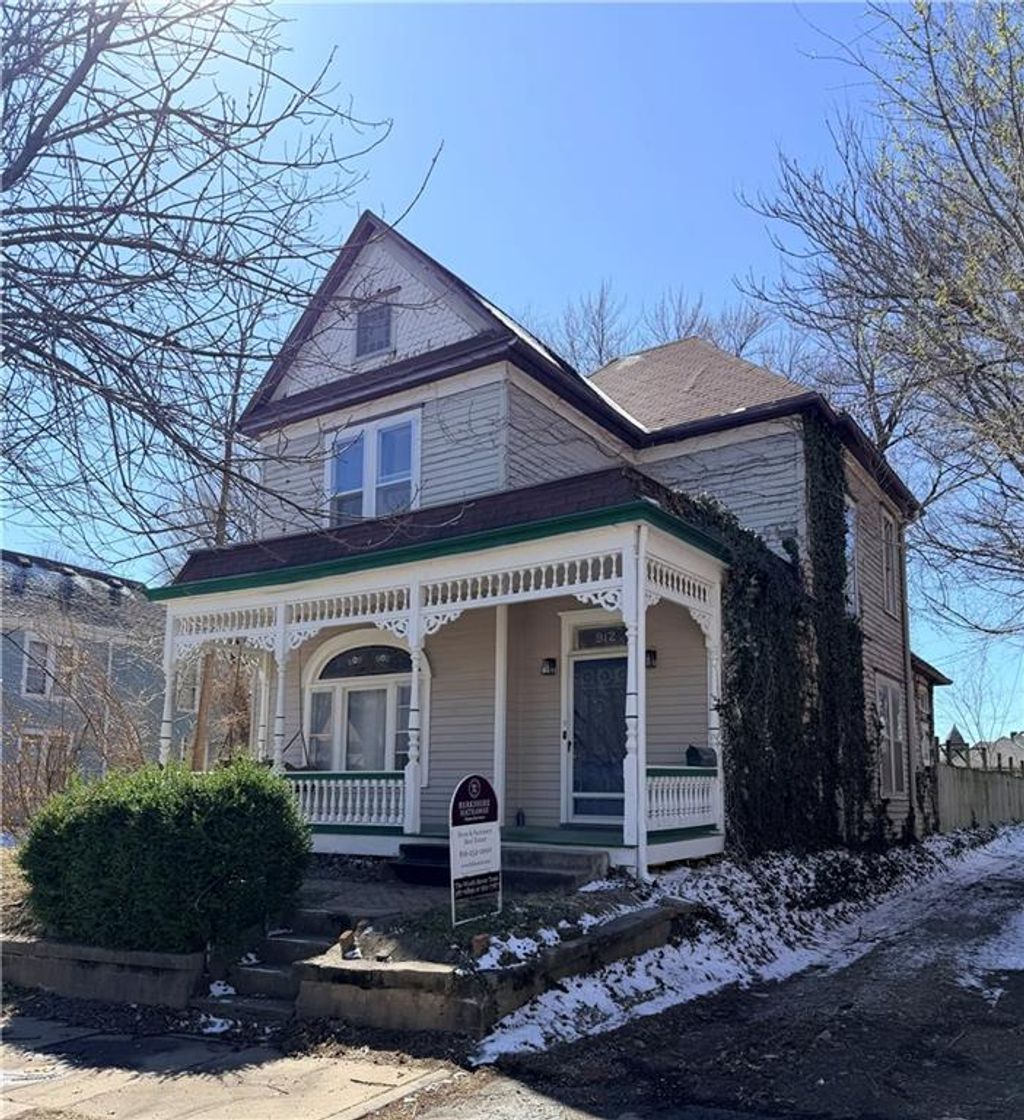 Photo of 912 S 14th Street, St Joseph, MO 64503 (MLS # 2607638)