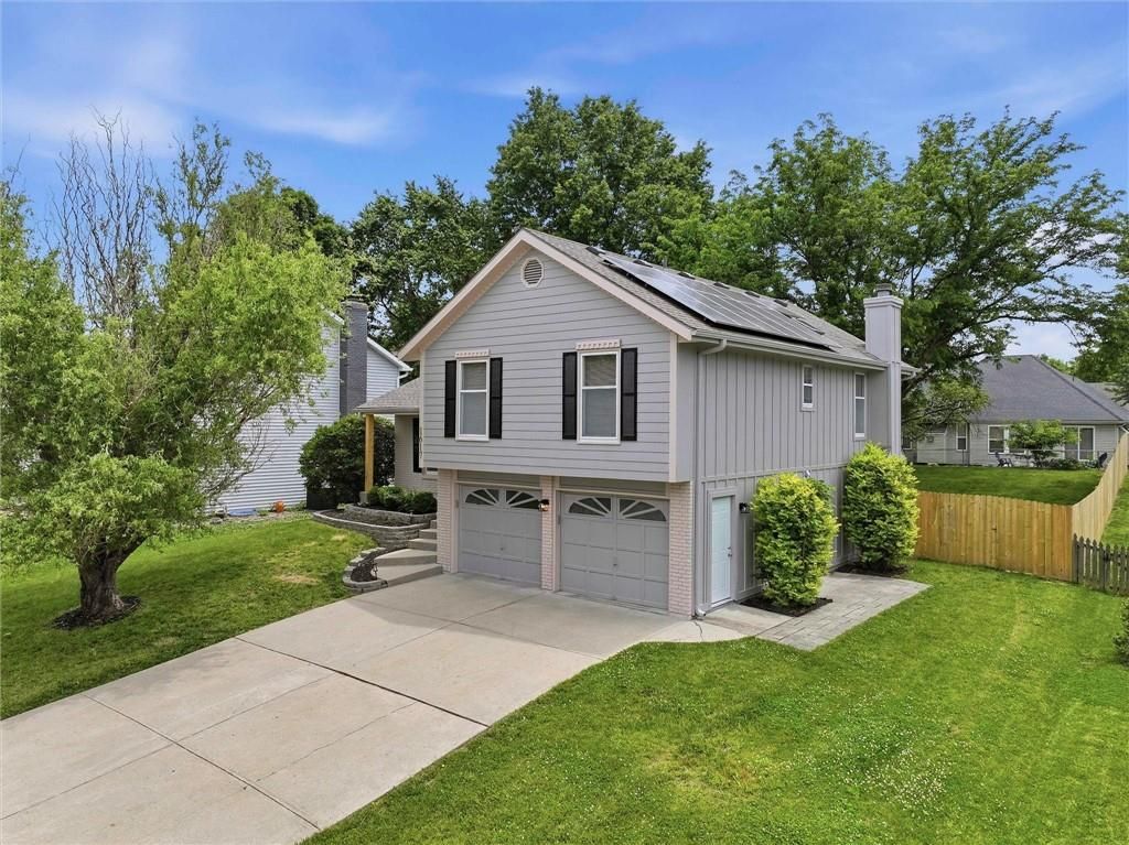 Photo of 1617 Welleslay Lane, Liberty, MO 64068 (MLS # 2620464)