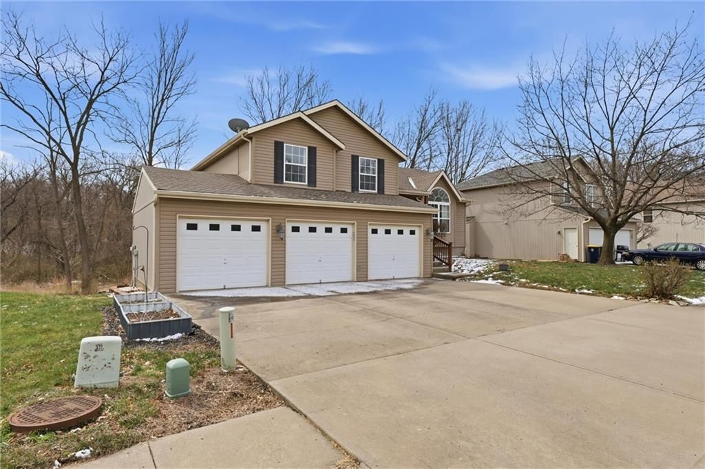Photo of 5109 NE 55th Terrace, Kansas City, MO 64119 (MLS # 2607559)