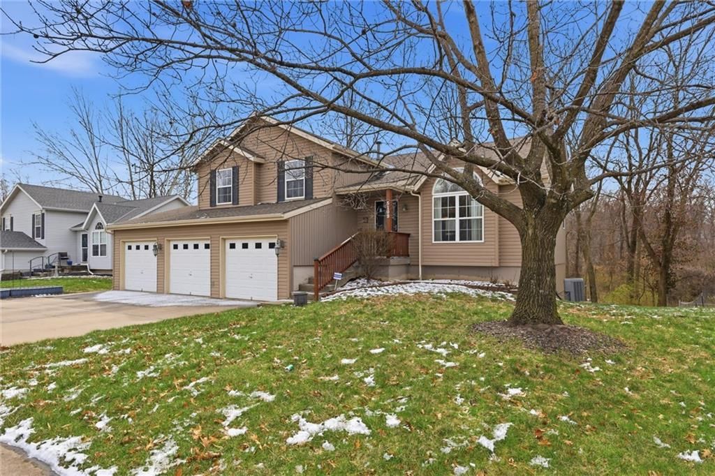 Photo of 5109 NE 55th Terrace, Kansas City, MO 64119 (MLS # 2607559)