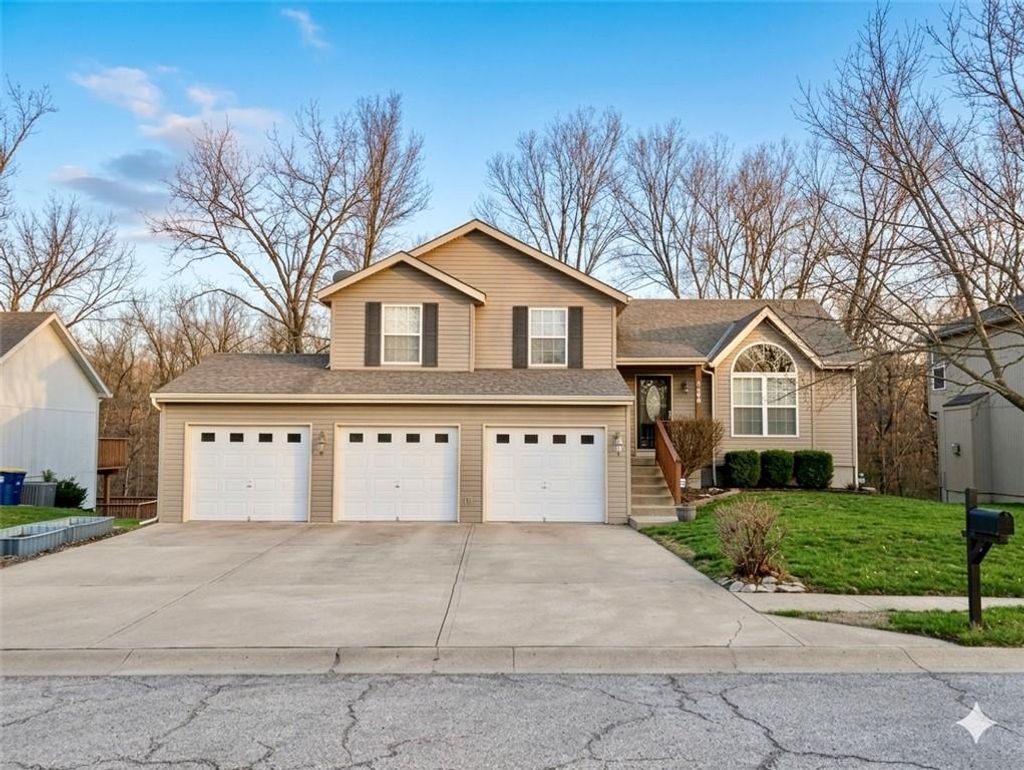 Photo of 5109 NE 55th Terrace, Kansas City, MO 64119 (MLS # 2607559)