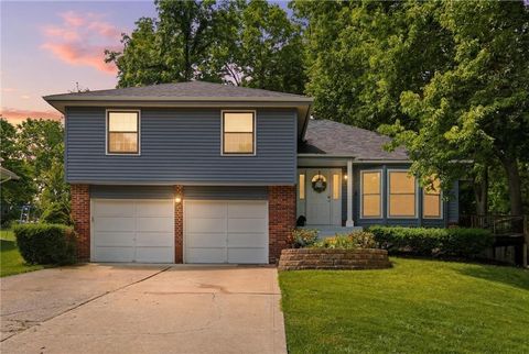 Photo of 3701 NE Apple Tree Lane, Gladstone, MO 64119 (MLS # 2623439)