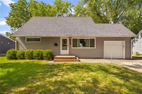 Photo of 919 S Sunset Drive S, Olathe, KS 66061 (MLS # 2643502)
