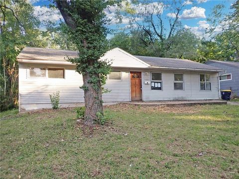 Photo of 11207 Oakland Avenue, Kansas City, MO 64134 (MLS # 2579218)