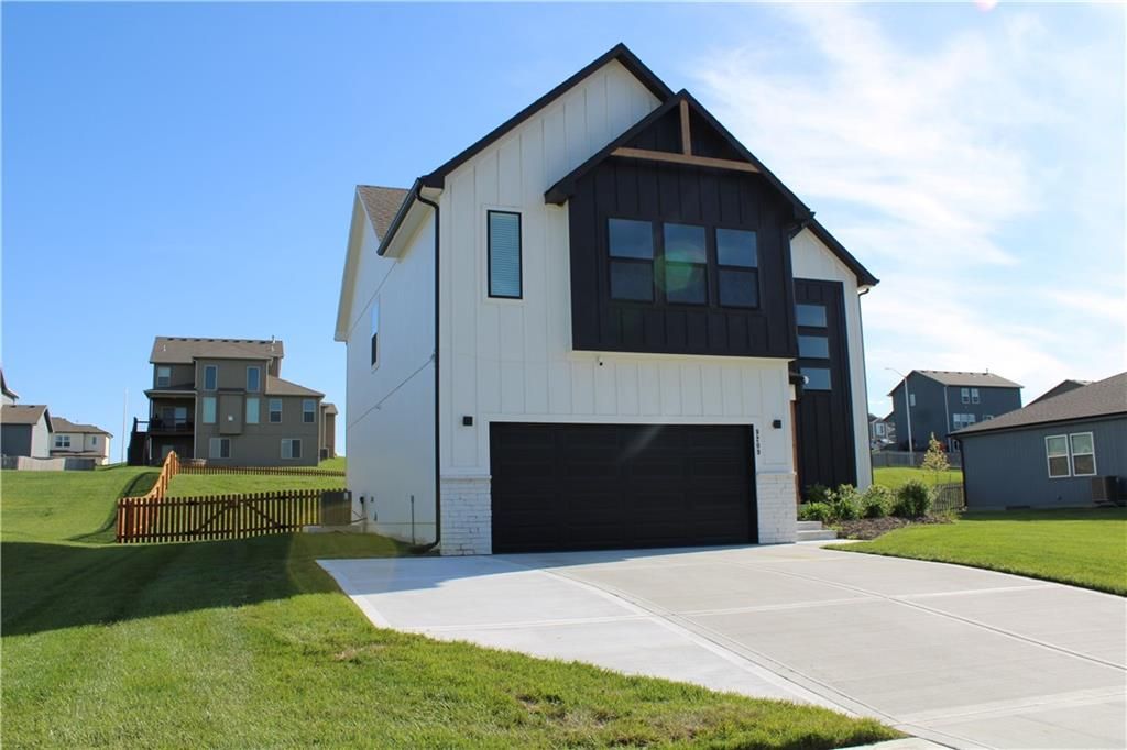 Photo of 9209 NE 111th Terrace, Kansas City, MO 64157 (MLS # 2618794)