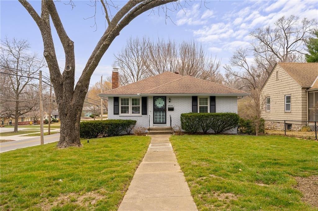 Photo of 8830 Ivanhoe Trail, Kansas City, MO 64131 (MLS # 2623362)