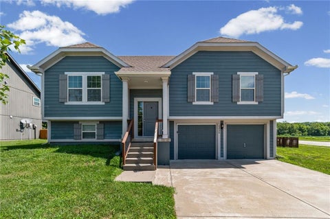 Photo of 6220 NE 119th Terrace, Kansas City, MO 64156 (MLS # 2631928)