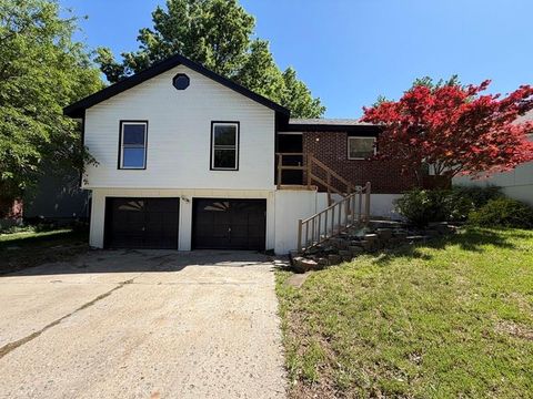 Photo of 917 NE 108th Terrace, Kansas City, MO 64155 (MLS # 2622886)